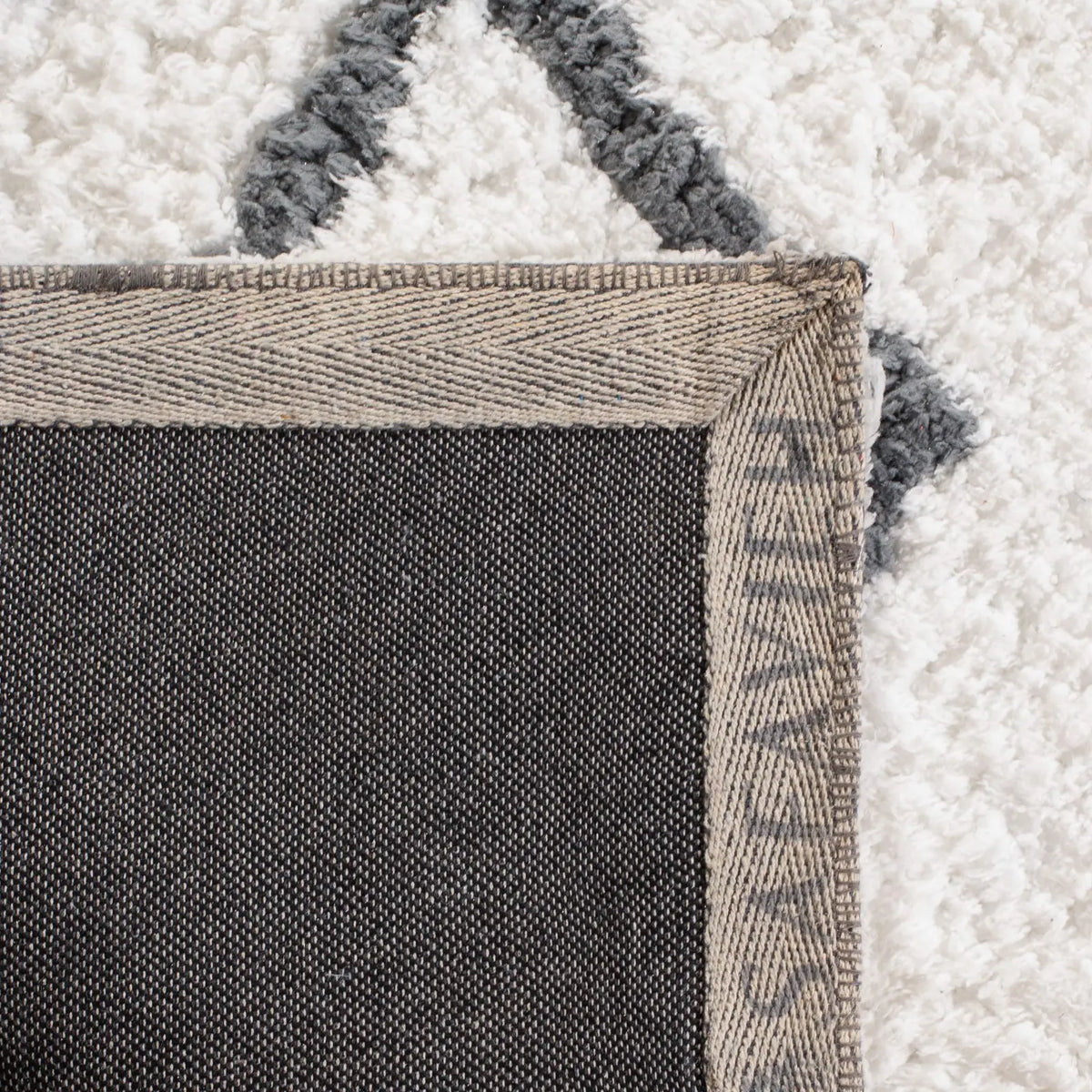 Safavieh Equinox Shag 4'-0" x 6'-0" Rug in Cream / Grey