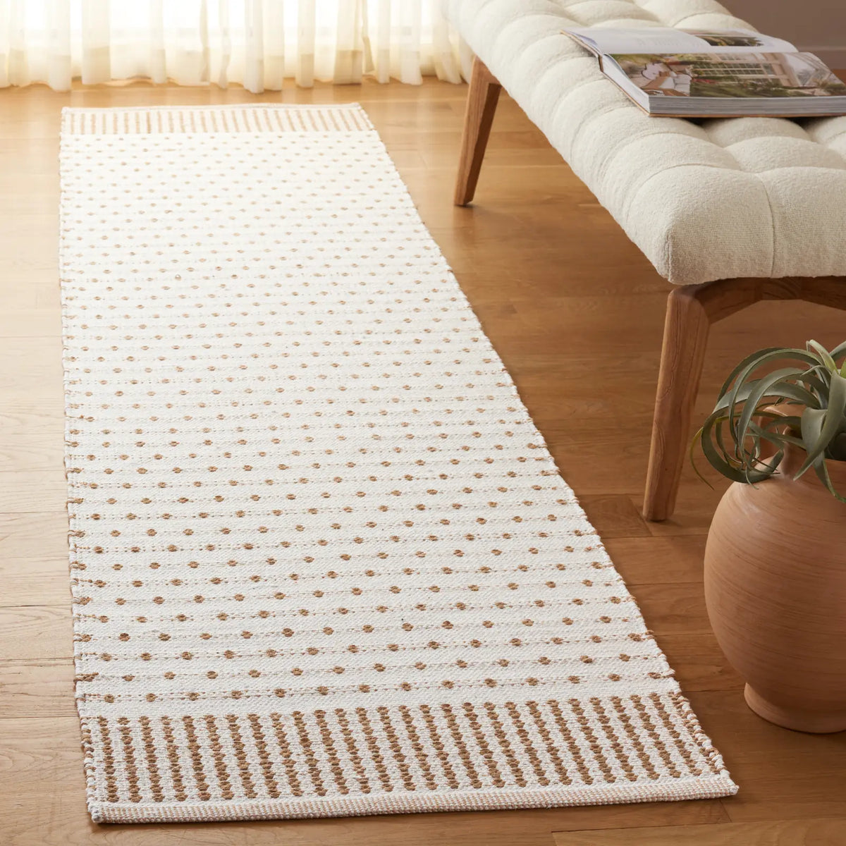 Safavieh Montauk 2'-3" x 9'-0" Rug in Beige / Ivory