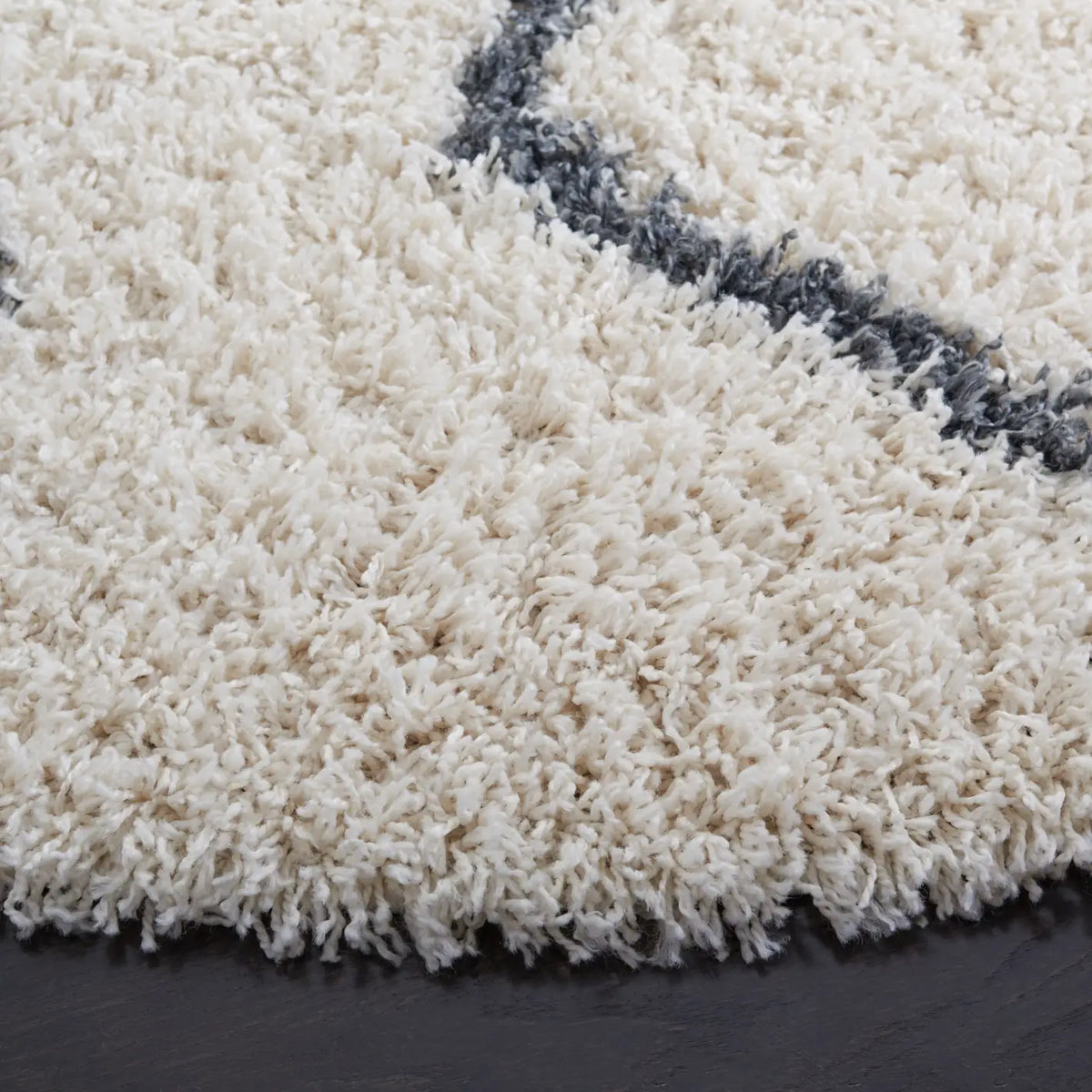 Safavieh Venus Shag 600 6'-7" x 6'-7" Rug in Ivory / Dark Grey