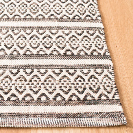 Safavieh Montauk 5'-0" x 8'-0" Rug in Ivory / Black
