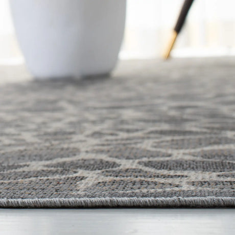 Safavieh Atlas 4'-0" x 6'-0" Rug in Ivory / Grey