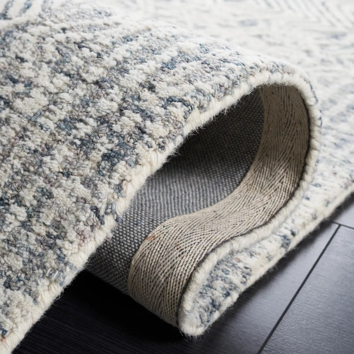 Safavieh Abstract 4'-0" x 6'-0" Rug in Grey / Ivory