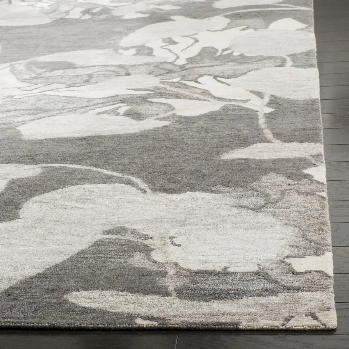 Safavieh Tibetan 6'-0" x 9'-0" Rug in Silver