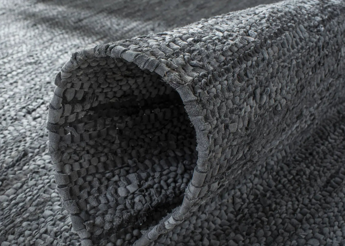 Safavieh Vintage Leather 4'-0" x 6'-0" Rug in Grey / Silver