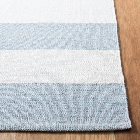 Safavieh Montauk 4'-0" x 6'-0" Rug in Sky Blue / Ivory