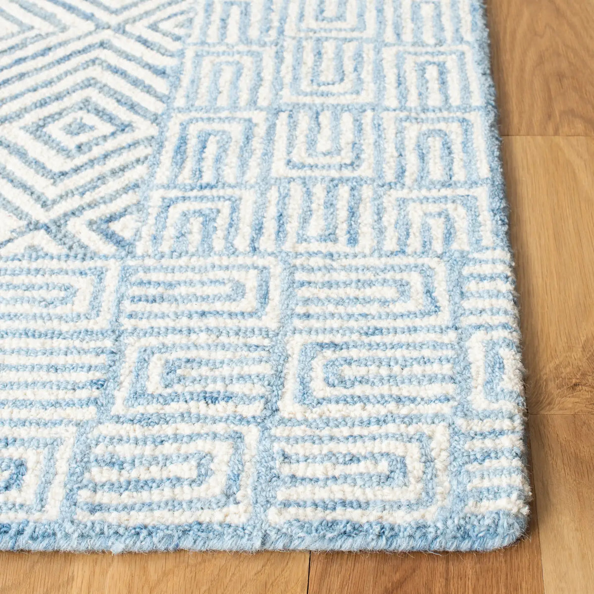 Safavieh Roslyn 4'-0" x 6'-0" Rug in Light Blue / Ivory