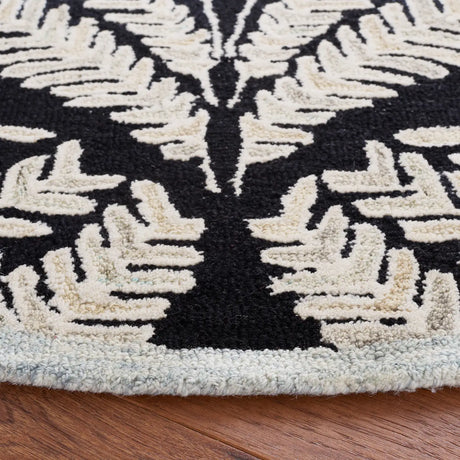 Safavieh Capri 5'-0" x 5'-0" Rug in Black / Ivory