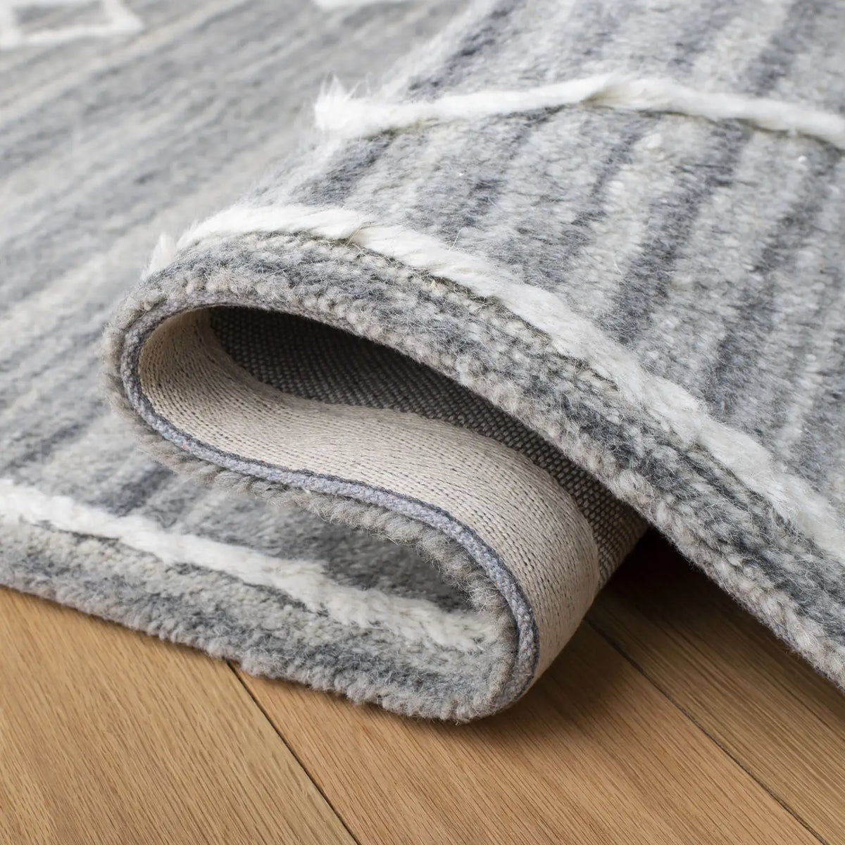 Safavieh Casablanca 5'-0" x 8'-0" Rug in Grey / Ivory