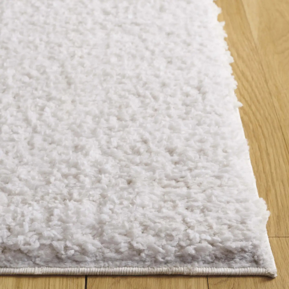 Safavieh Rumi Shag 4'-0" x 6'-0" Rug in Ivory / Light Beige
