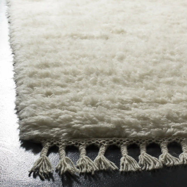 Safavieh Casablanca 5'-0" x 8'-0" Rug in Ivory