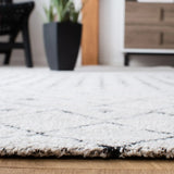 Safavieh Classic Vintage 4'-0" x 6'-0" Rug in Beige / Black