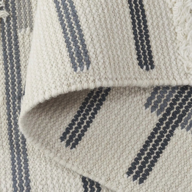 Safavieh Kenya 4'-0" x 6'-0" Rug in Grey / Ivory