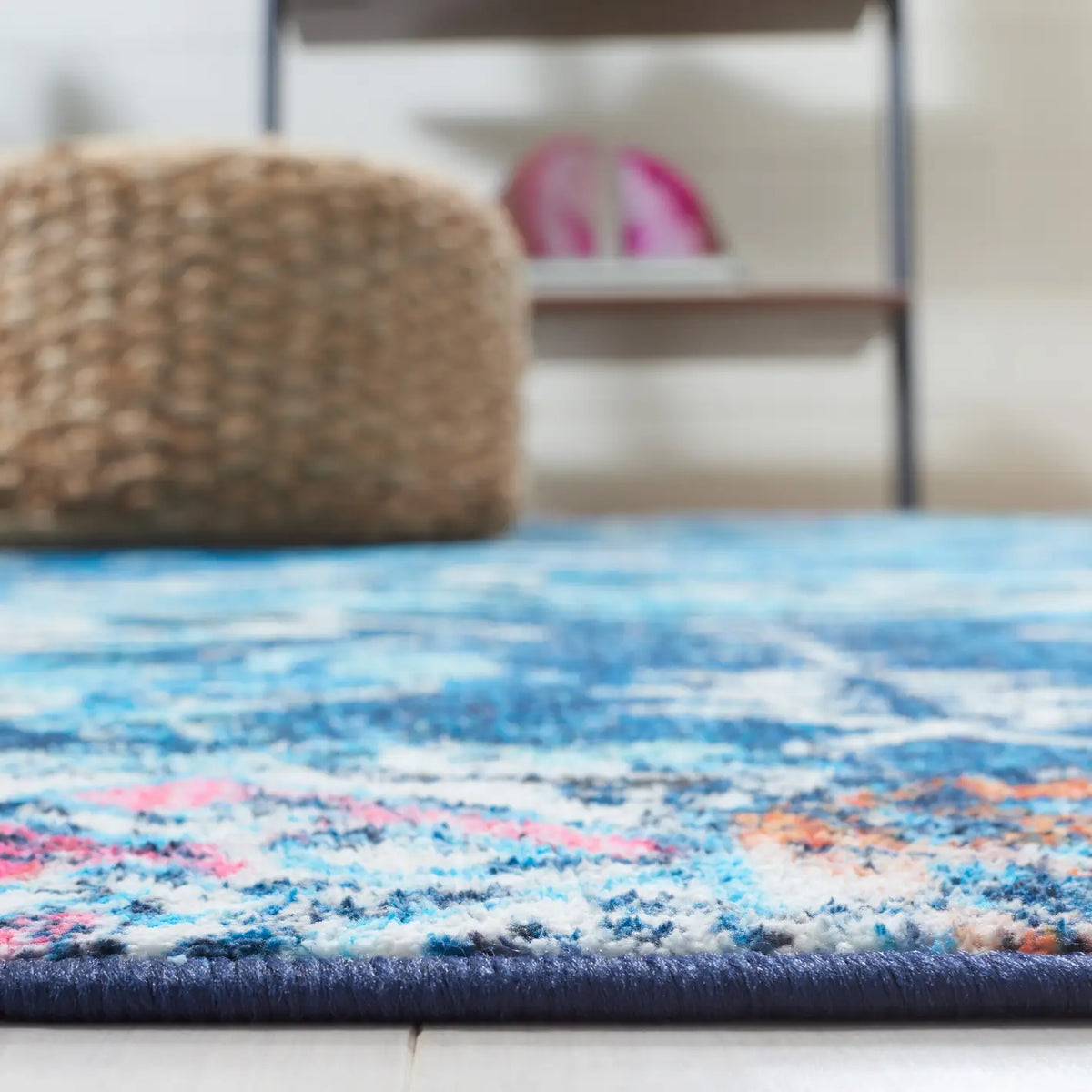 Safavieh Riviera 4'-5" x 6'-5" Rug in Navy / Light Blue