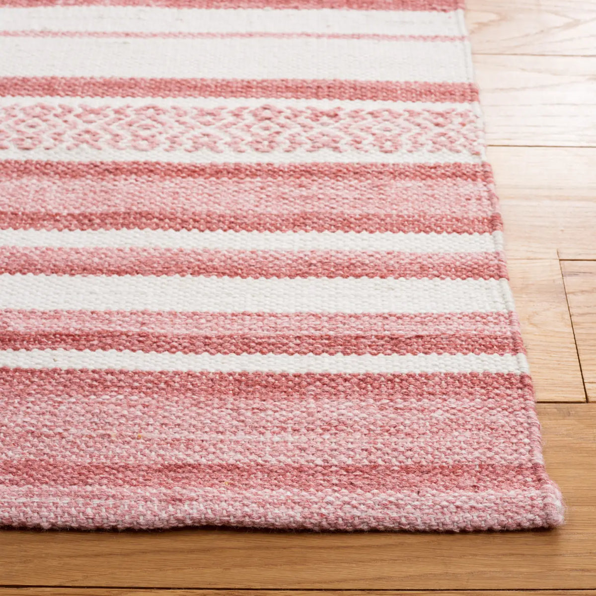 Safavieh Striped Kilim 4'-0" x 6'-0" Rug in Pink / Ivory