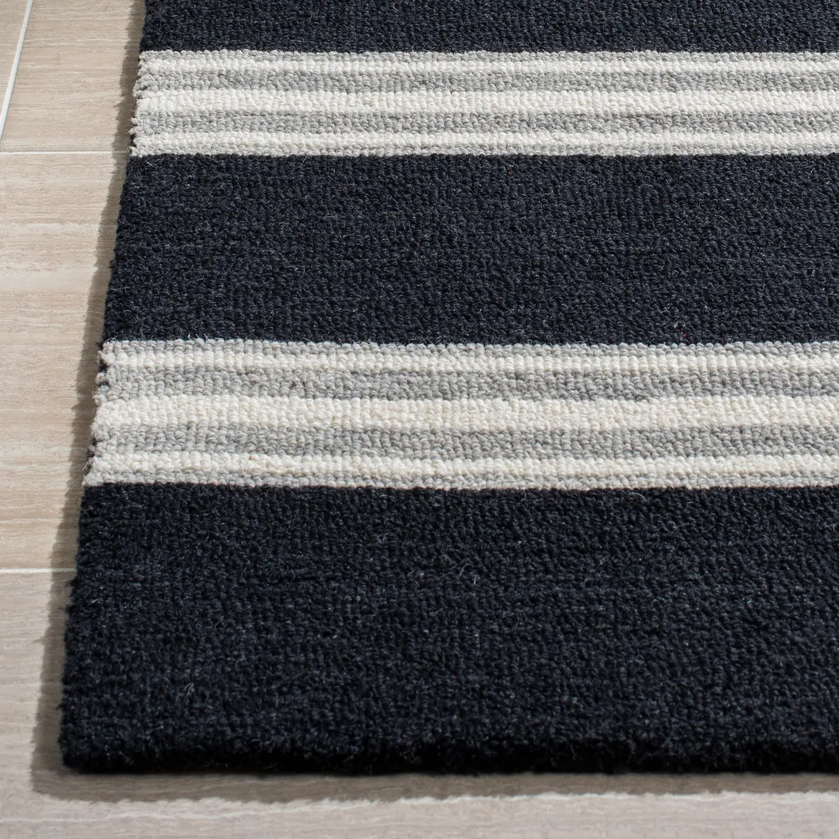 Safavieh Metro 4'-0" x 6'-0" Rug in Black / Ivory