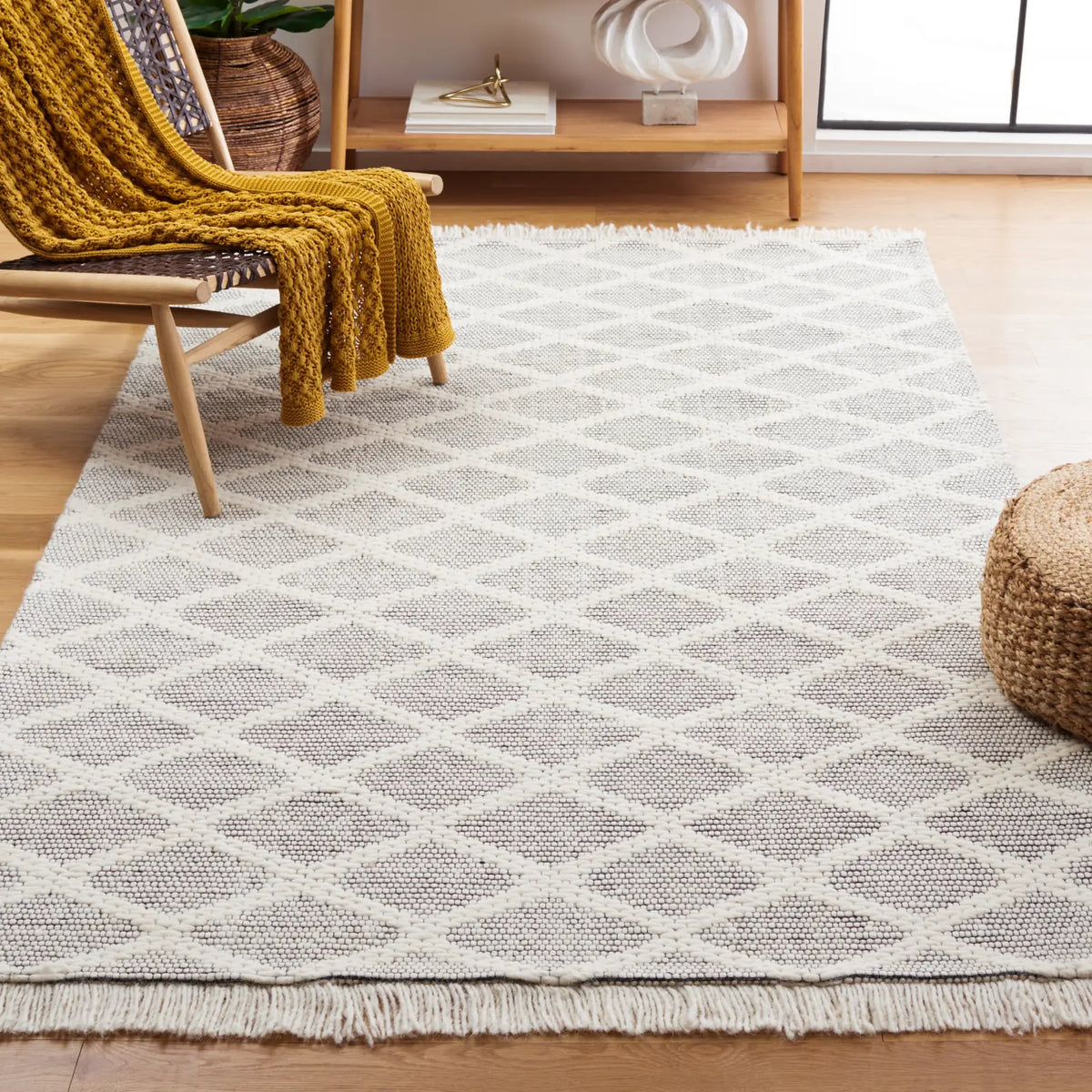 Safavieh Marbella 4'-0" x 6'-0" Rug in Ivory / Black