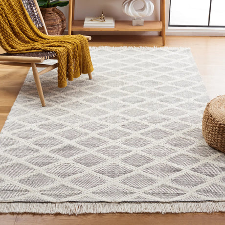 Safavieh Marbella 4'-0" x 6'-0" Rug in Ivory / Black
