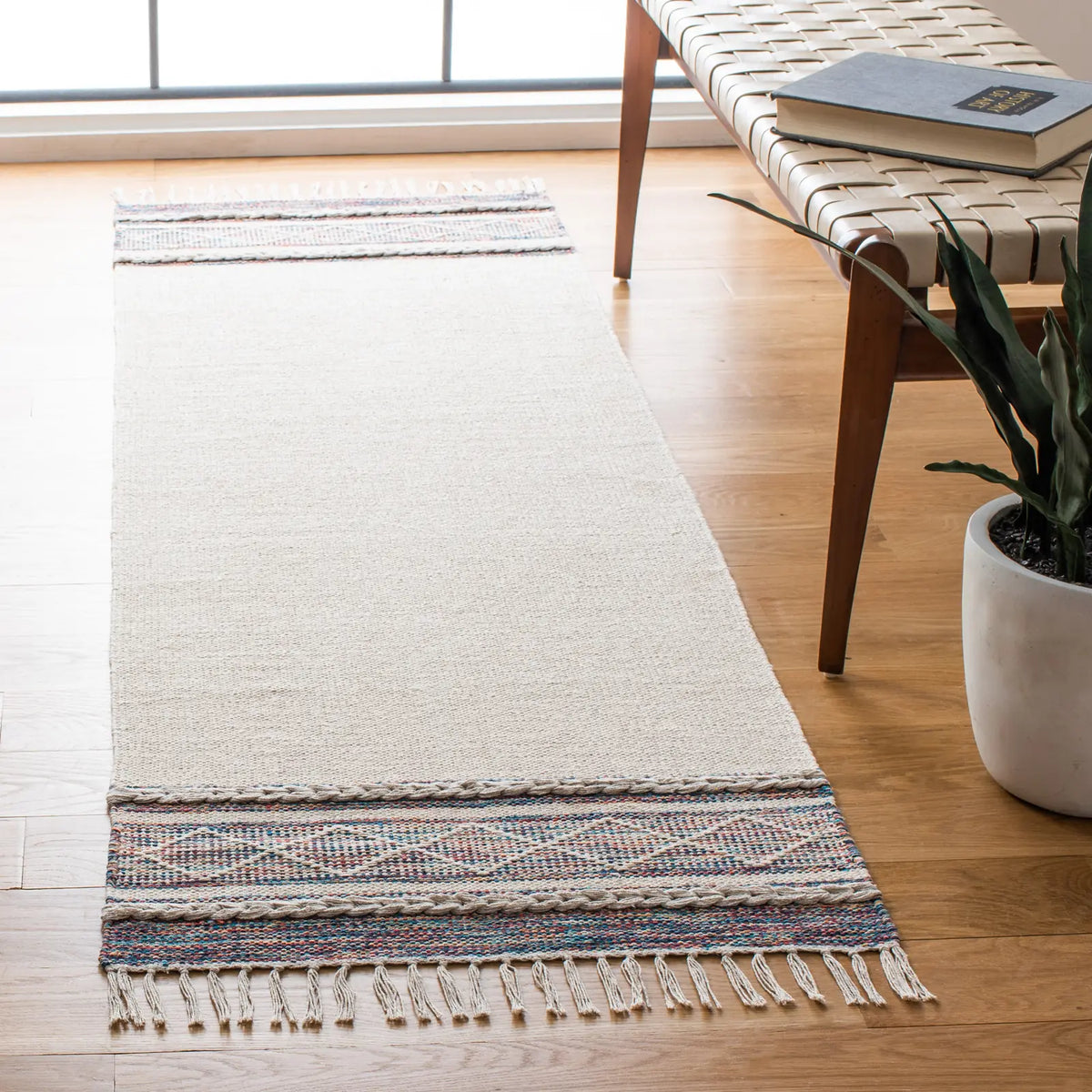 Safavieh Montauk 2'-3" x 7'-0" Rug in Beige / Blue