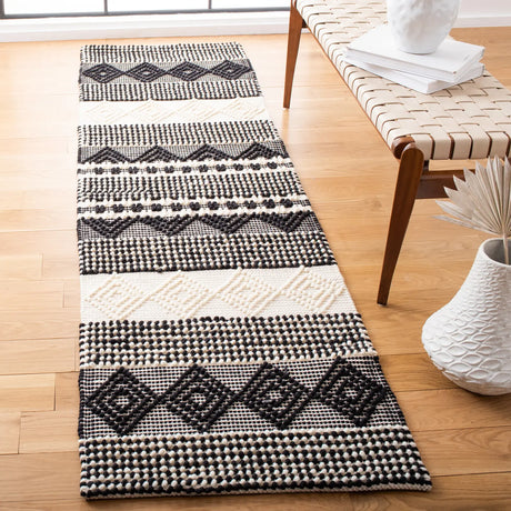 Safavieh Natura 2'-3" x 10'-0" Rug in Black / Ivory