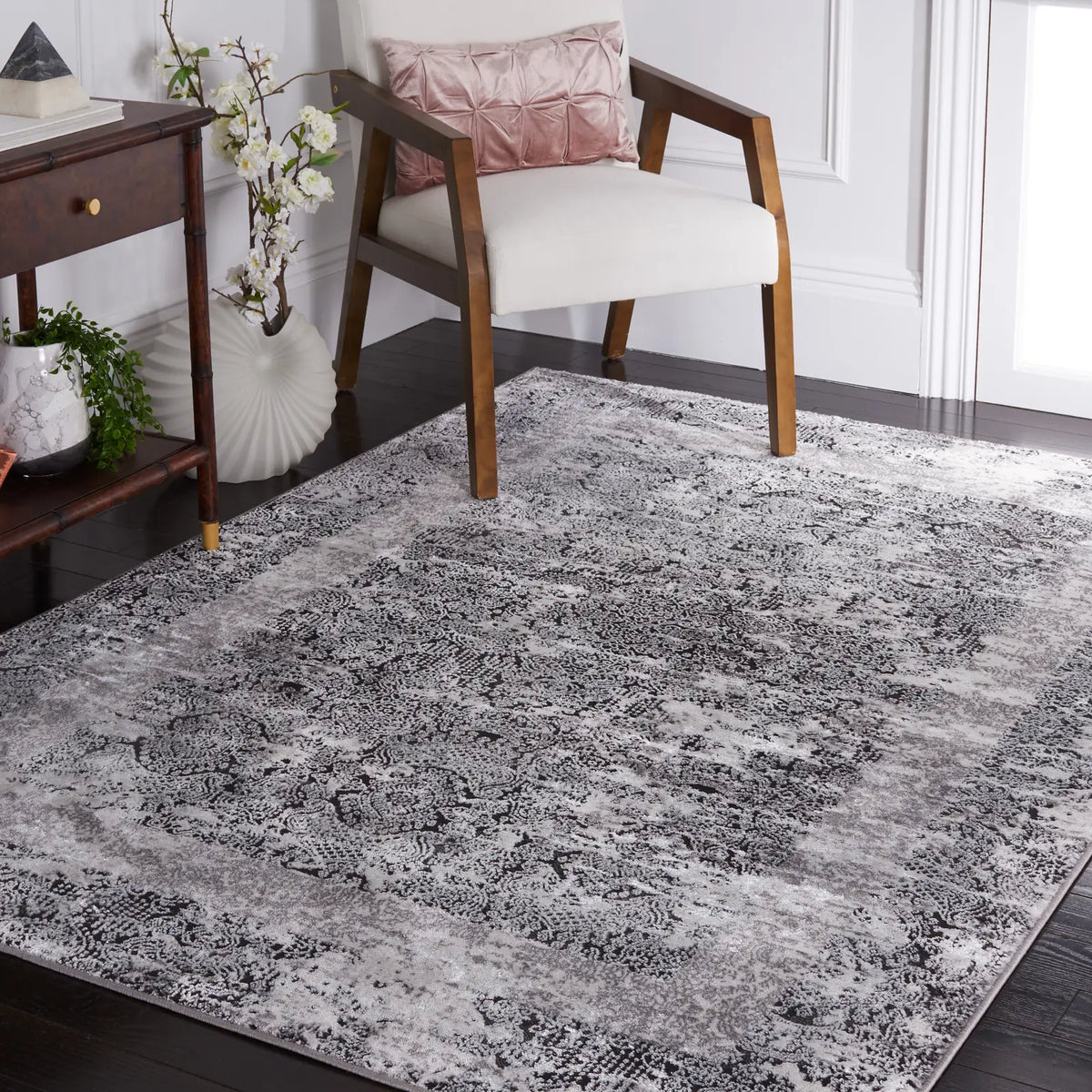 Safavieh Amelia 4'-5" x 6'-5" Rug in Grey / Charcoal