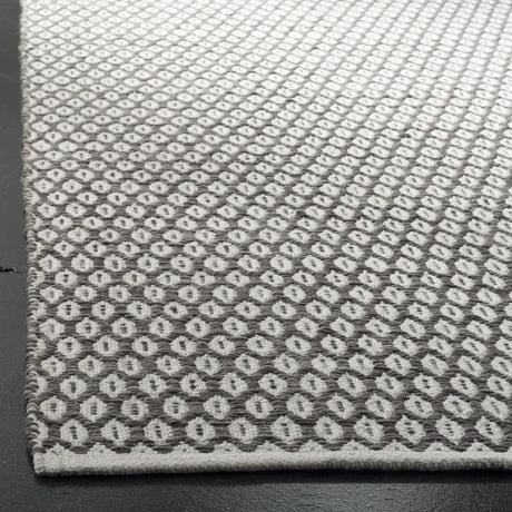 Safavieh Montauk 4'-0" x 6'-0" Rug in Charcoal / Ivory
