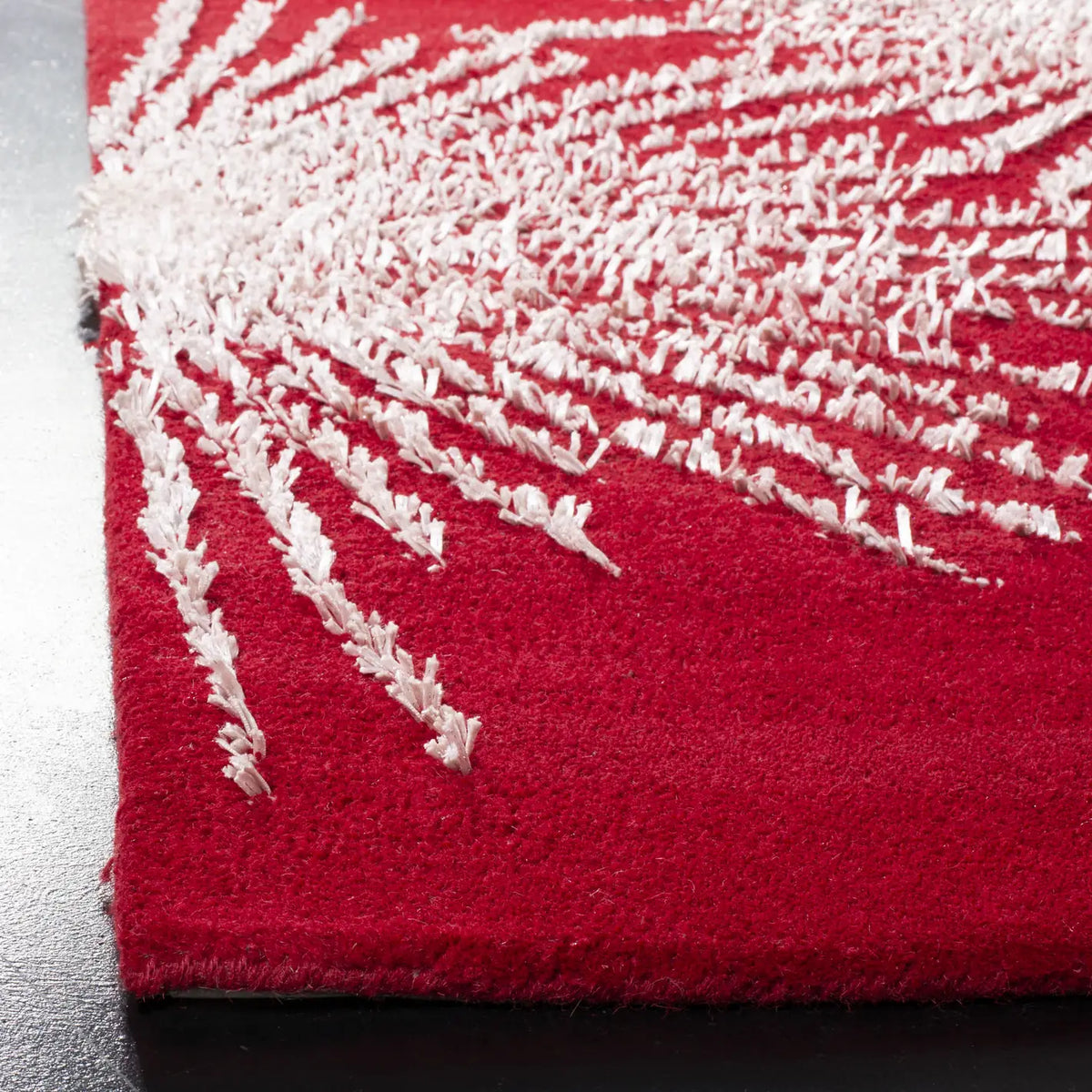 Safavieh Soho 3'-6" x 5'-6" Rug in Red / Ivory
