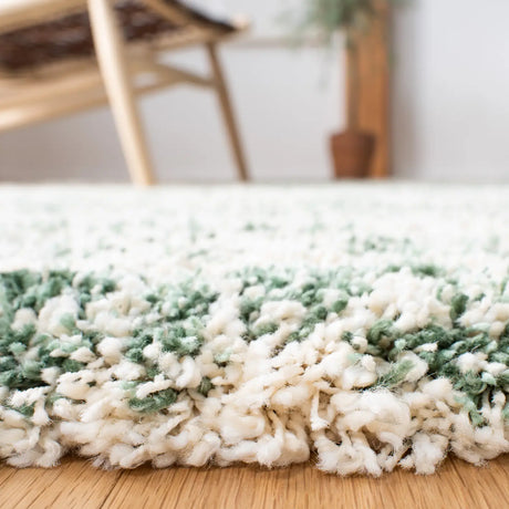 Safavieh Hudson Shag 4'-0" x 6'-0" Rug in Ivory / Green