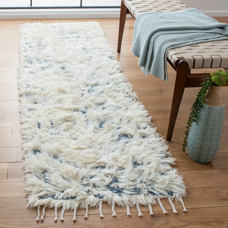 Safavieh Manhattan 2'-3" x 8'-0" Rug in Ivory / Blue