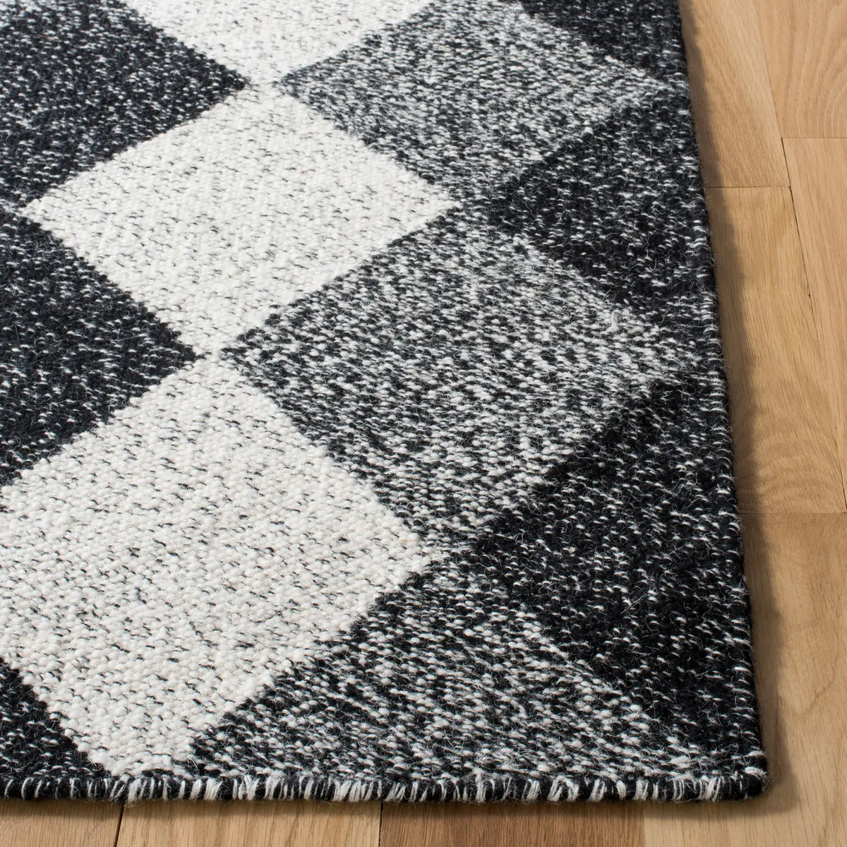 Safavieh Kilim 4'-0" x 6'-0" Rug in Black / Ivory