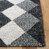 Safavieh Kilim 4'-0" x 6'-0" Rug in Black / Ivory