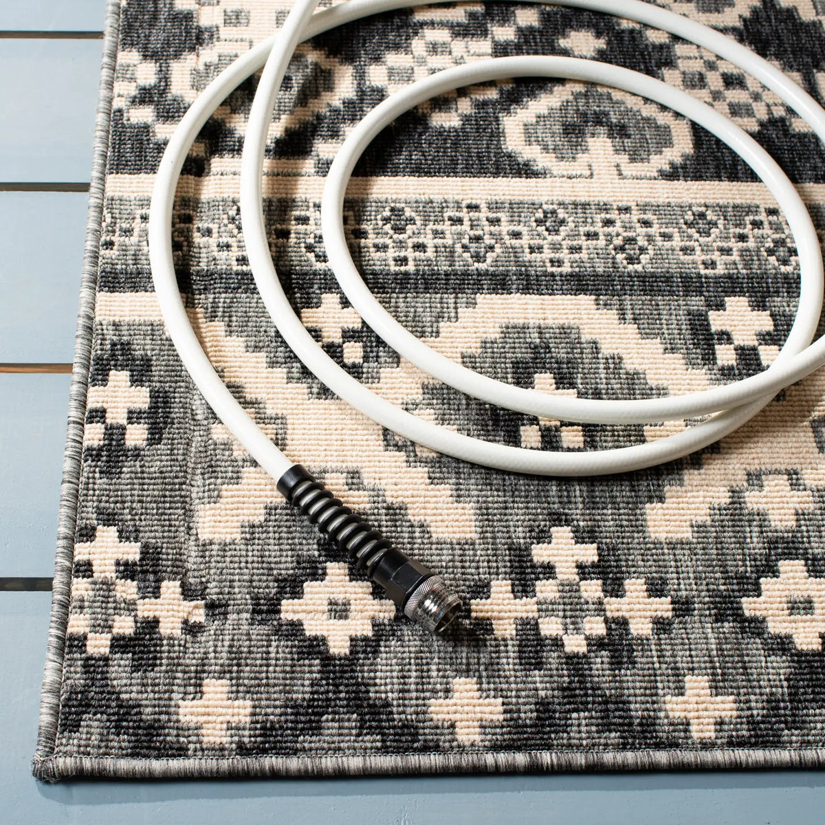 Safavieh Veranda 4'-0" x 5'-7" Rug in Grey / Beige