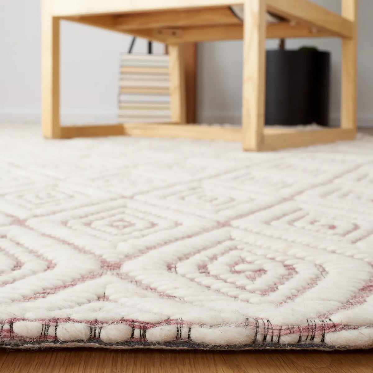 Safavieh Marbella 4'-0" x 6'-0" Rug in Dark Pink / Ivory