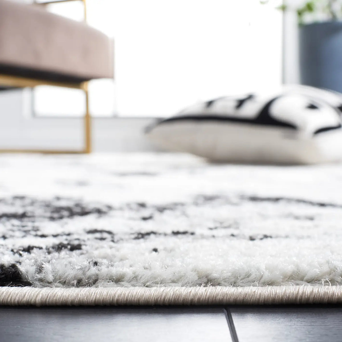 Safavieh Tulum 4'-0" x 6'-0" Rug in Ivory / Black