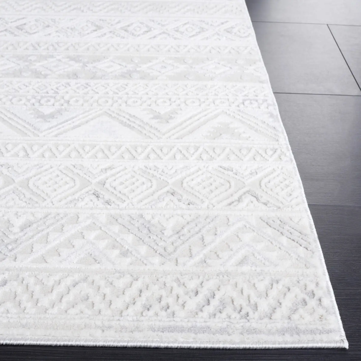 Safavieh Hanna 4'-0" x 6'-0" Rug in Ivory / Light Grey