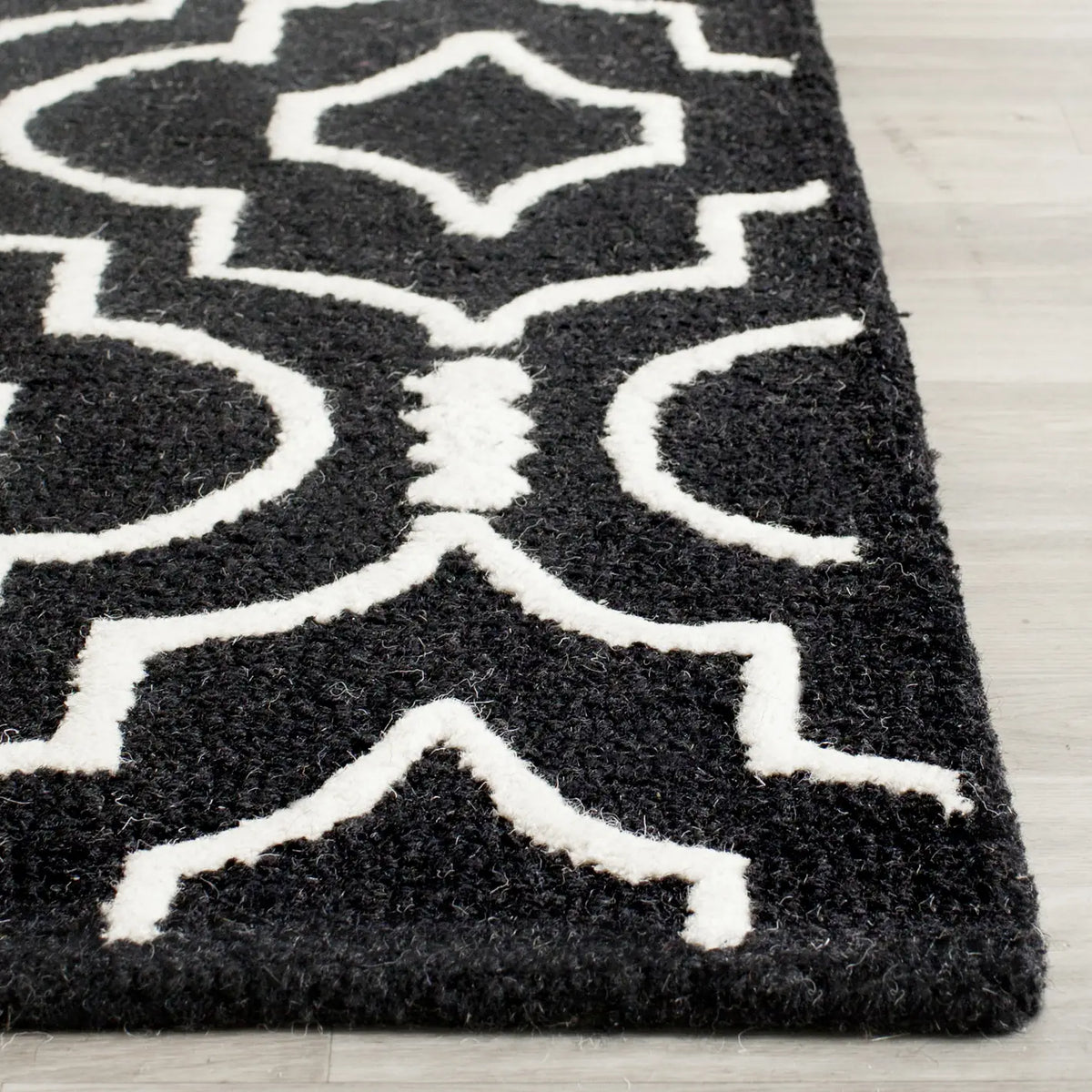 Safavieh Cambridge 2'-6" x 6'-0" Rug in Black / Ivory