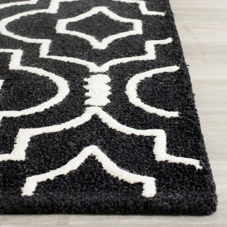 Safavieh Cambridge 2'-6" x 6'-0" Rug in Black / Ivory