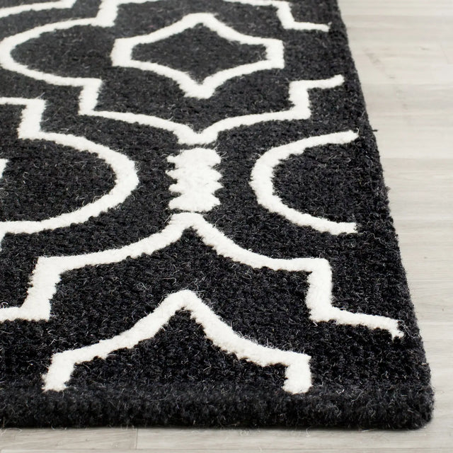 Safavieh Cambridge 2'-6" x 6'-0" Rug in Black / Ivory