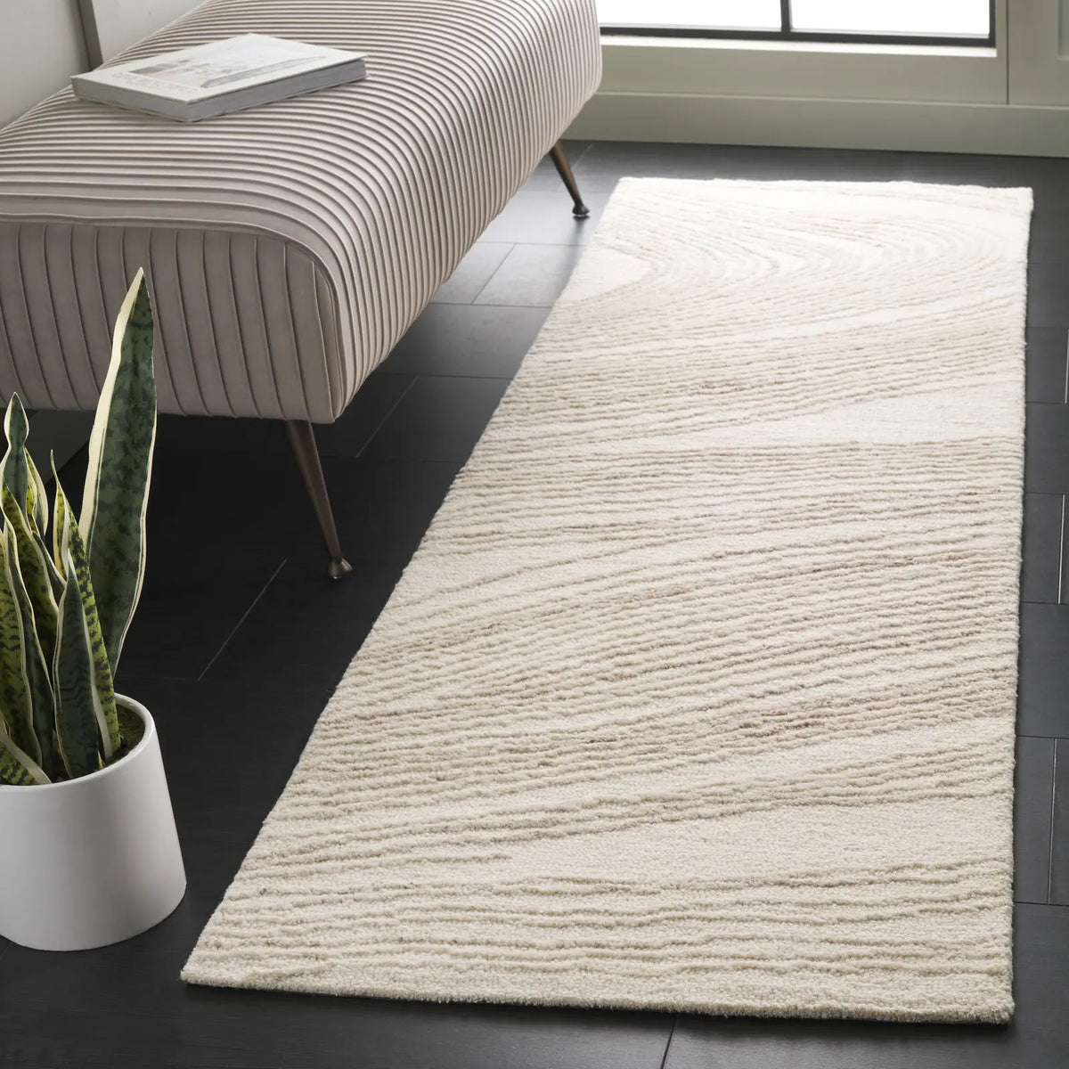 Safavieh Ebony 2'-3" x 8'-0" Rug in Ivory / Beige