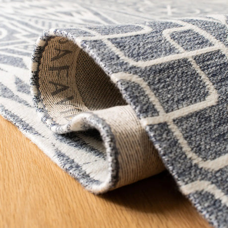 Safavieh Marbella 4'-0" x 6'-0" Rug in Blue / Ivory