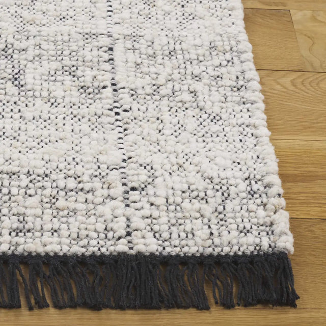 Safavieh Manhattan 4'-0" x 6'-0" Rug in Ivory / Black