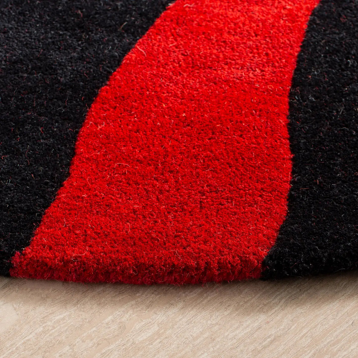 Safavieh Soho 6'-0" x 6'-0" Rug in Black / Red