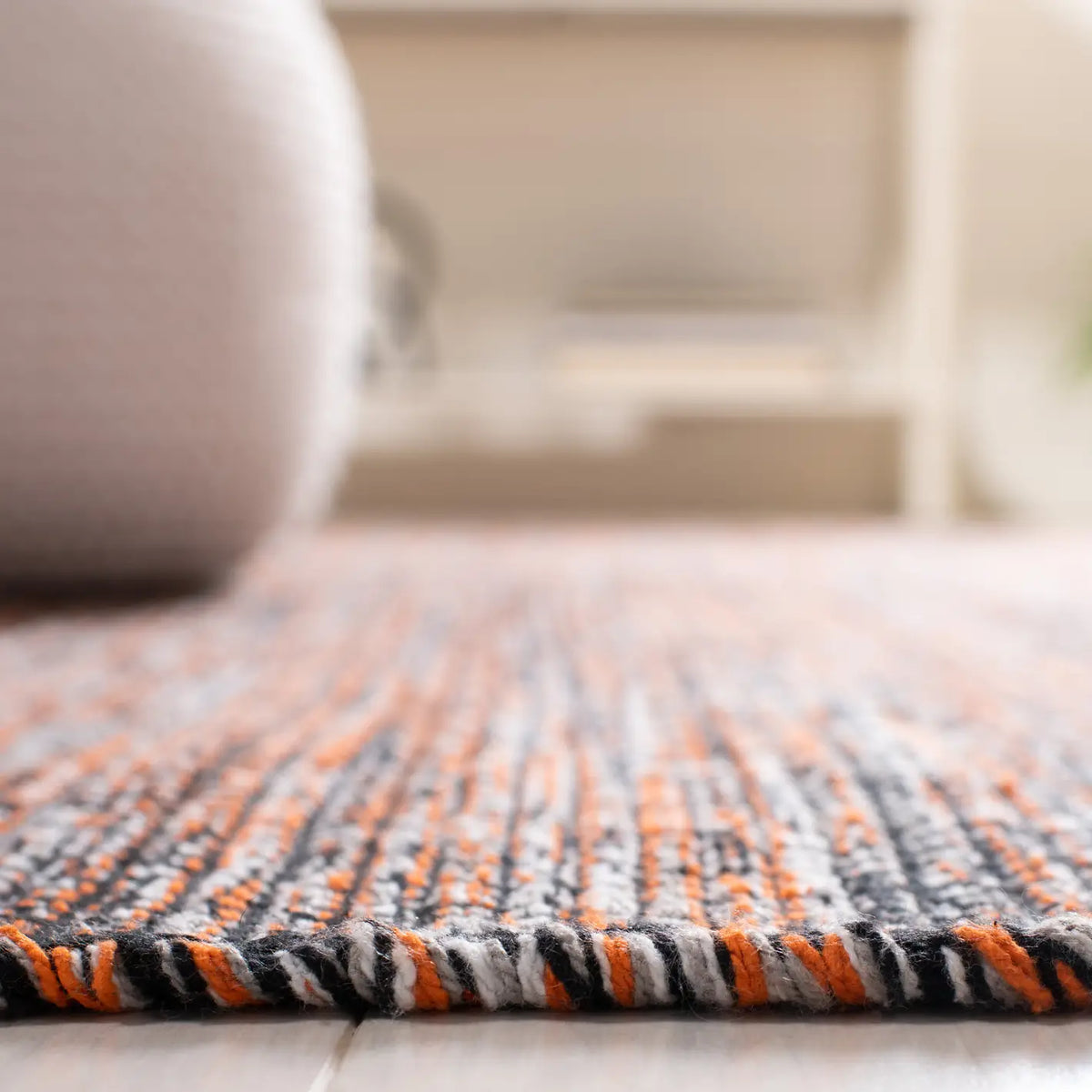 Safavieh Montauk 4'-0" x 6'-0" Rug in Orange / Black