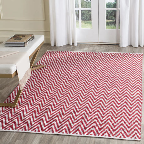 Safavieh Montauk 5'-0" x 7'-0" Rug in Red / Ivory