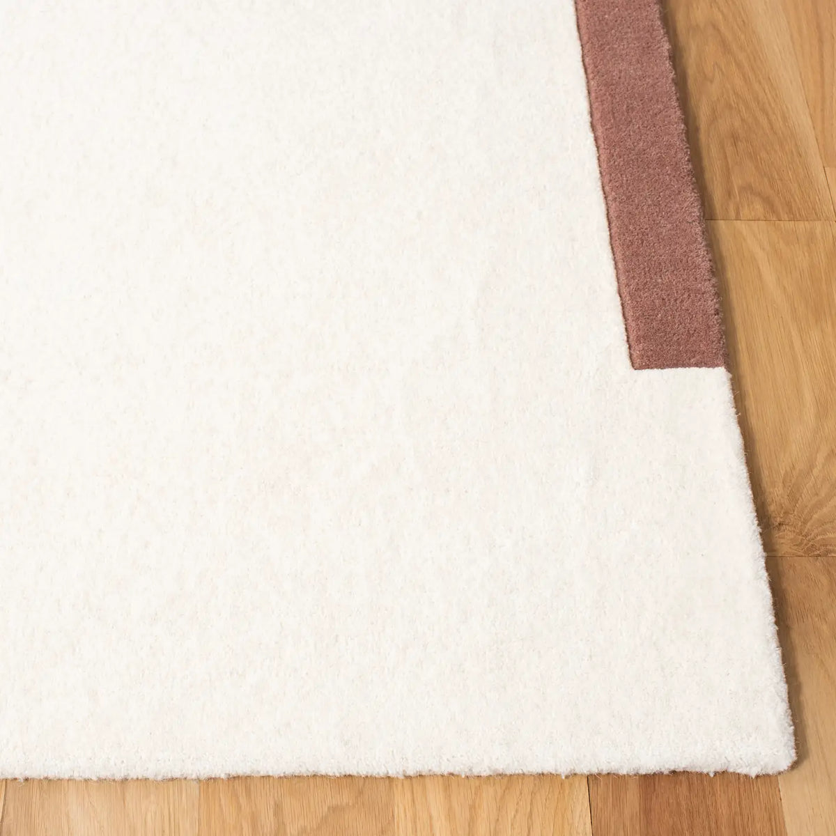 Safavieh Fifth Avenue 5'-0" x 8'-0" Rug in Ivory / Black