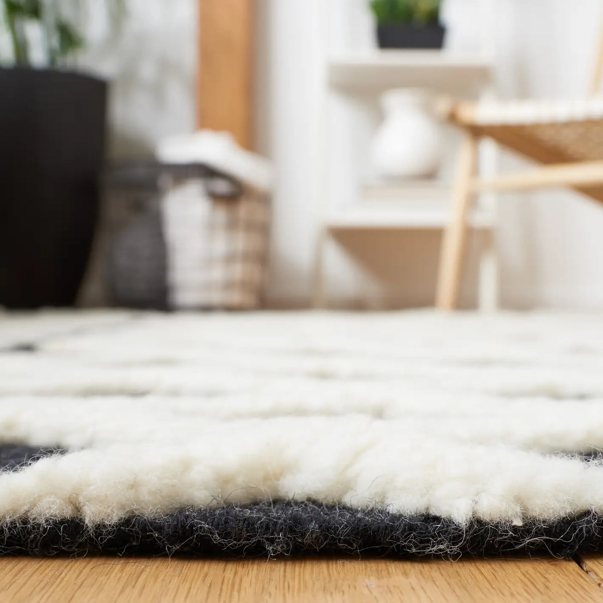 Safavieh Casablanca 4'-0" x 6'-0" Rug in Black / Ivory