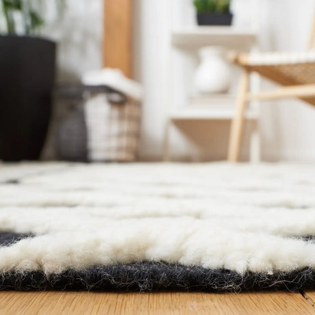 Safavieh Casablanca 4'-0" x 6'-0" Rug in Black / Ivory