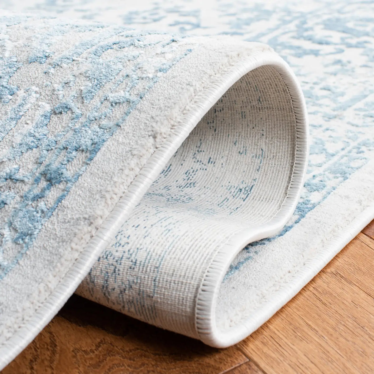 Safavieh Princeton 4'-0" x 6'-0" Rug in Blue / Beige