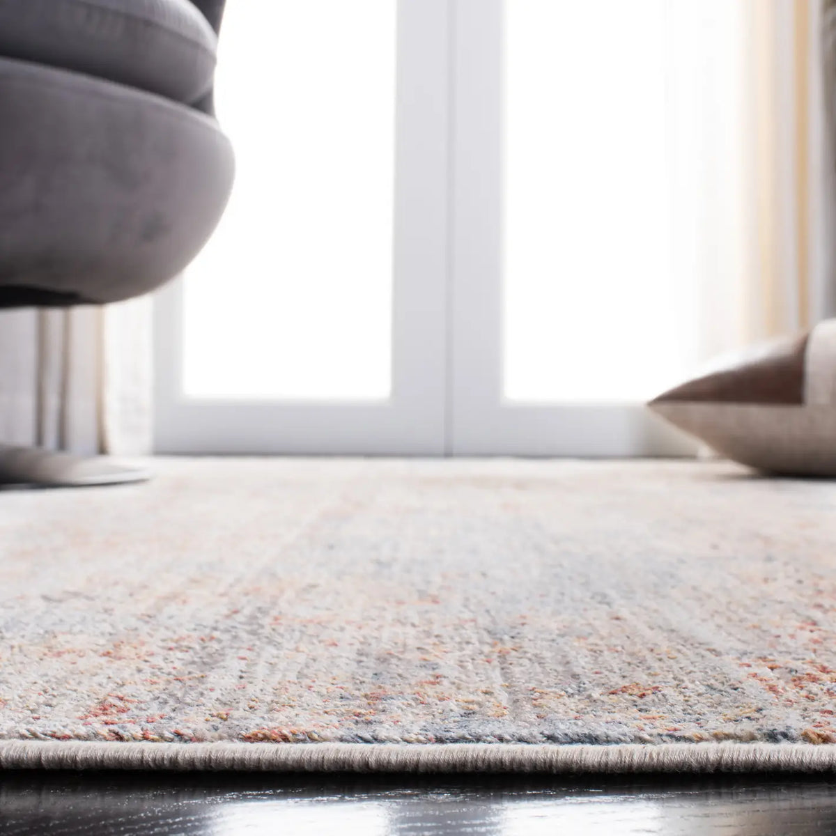 Safavieh Marvel 5'-1" x 7'-6" Rug in Beige / Grey
