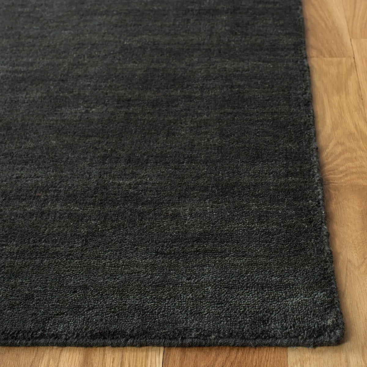 Safavieh Himalaya 4'-0" x 6'-0" Rug in Charcoal