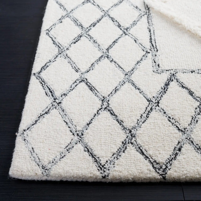 Safavieh Casablanca 4'-0" x 6'-0" Rug in Ivory / Black